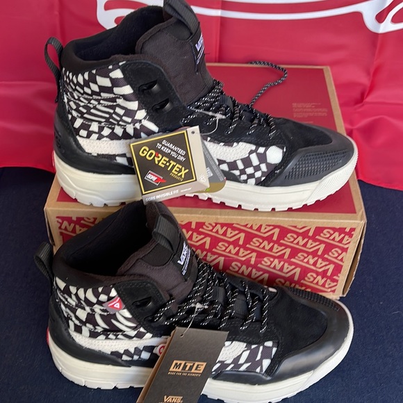 Vans Ultrarange Exo Hi Black/Wrapped Checkerboard WMNS sneakers - Picture 2 of 16